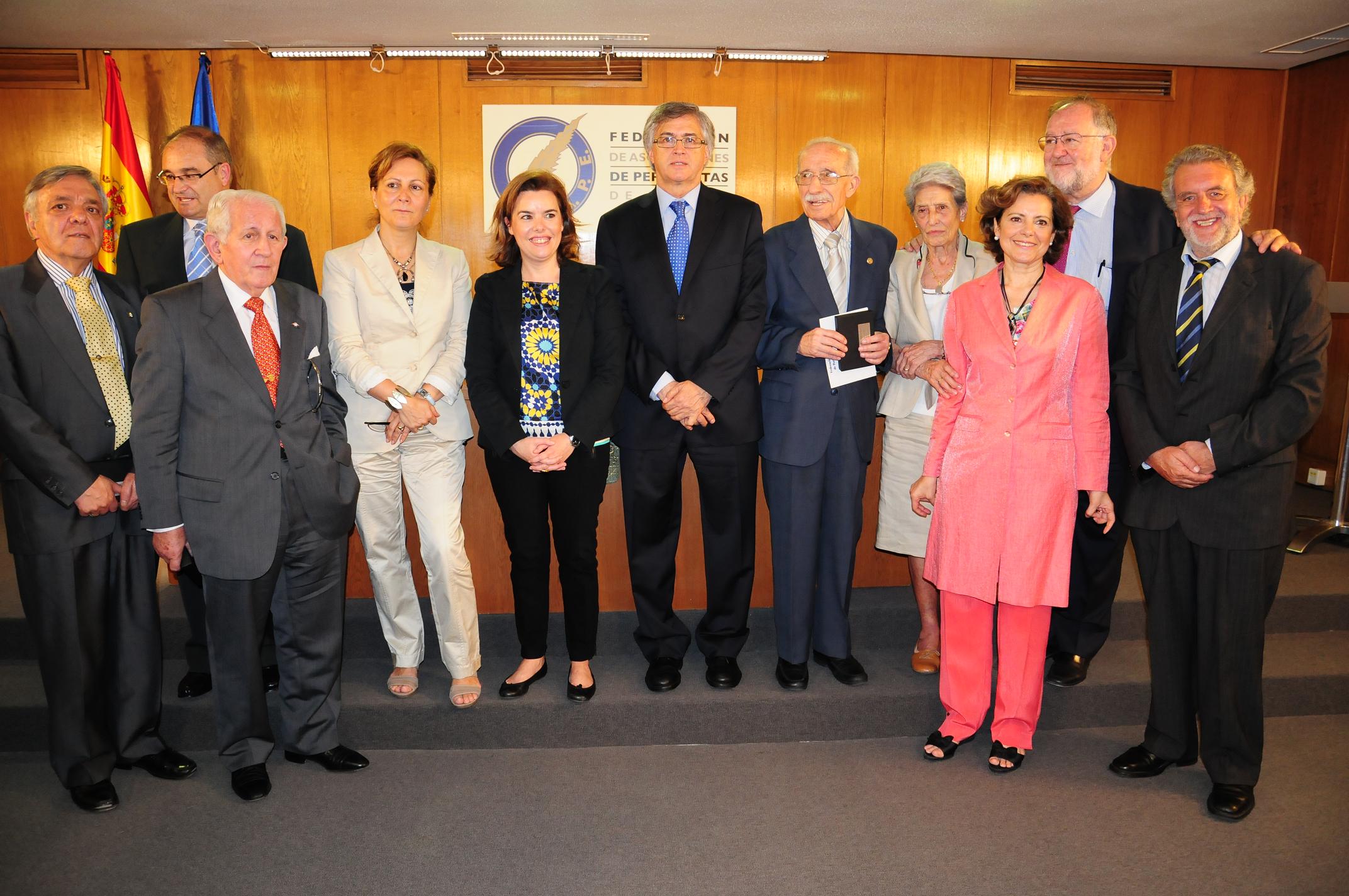 Expresidentes de la FAPE y directivos con Elsa González, Sáenz de Santamaría y Nemesio Rodríguez (centro). Foto: Pablo Martín.